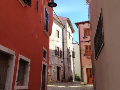 Buie, vicolo colorato del centro storico – Croazia