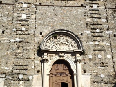Buie, la facciata del Duomo di San Servolo – Croazia