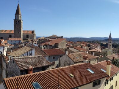 Buie, panorama dall'alto sul borgo – Croazia