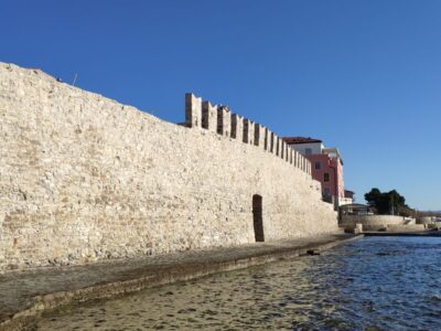 Cittanova, le mura medievali sul mare – Croazia