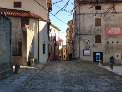Grisignana, piazza del borgo – Croazia