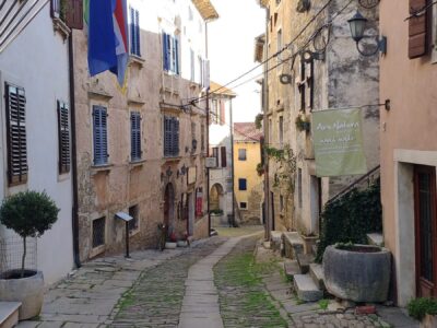 Grisignana, stradina lastricata del borgo – Croazia