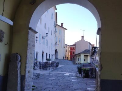 Montona, vicolo oltre la porta – Croazia