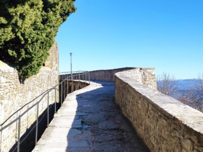 Montona, il camminamento sulle mura – Croazia