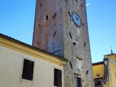 Montona, il campanile merlato – Croazia