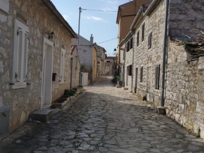 Orsera, stradina in pietra del borgo – Croazia