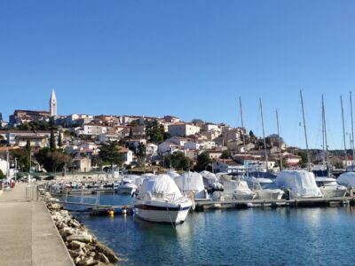 Orsera, il porto e il borgo sulla collina – Croazia