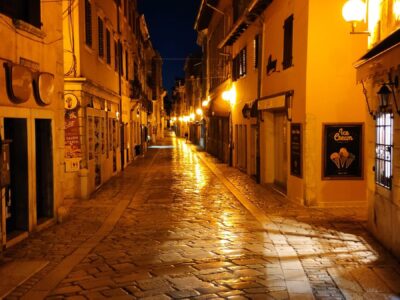 Parenzo, il Decumano di sera – Croazia