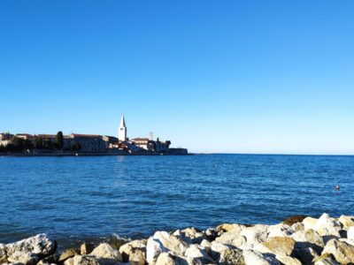 Parenzo, il centro storico visto dal mare – Croazia