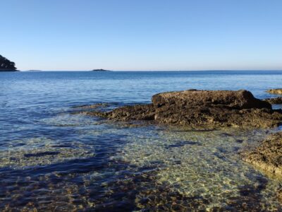 Parenzo, scogli e mare cristallino sul lungomare – Croazia