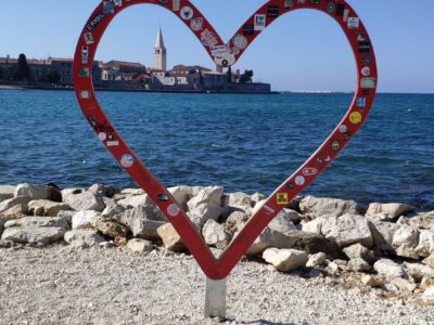 Parenzo, il cuore rosso sul lungomare con il campanile – Croazia