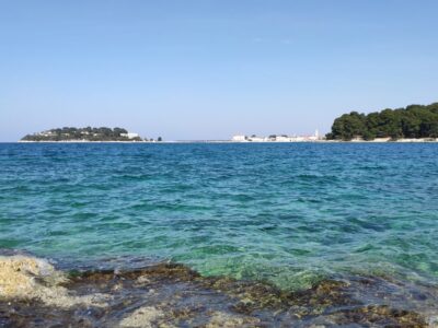 Parenzo, il mare turchese del lungomare – Croazia
