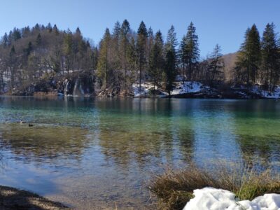 Laghi di Plitvice, lago con la neve – Croazia