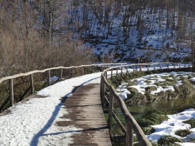 Laghi di Plitvice, passerella di legno nella neve – Croazia