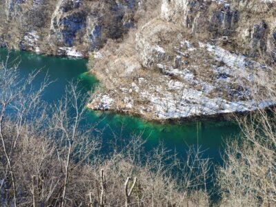 Laghi di Plitvice, lago color smeraldo dall'alto – Croazia
