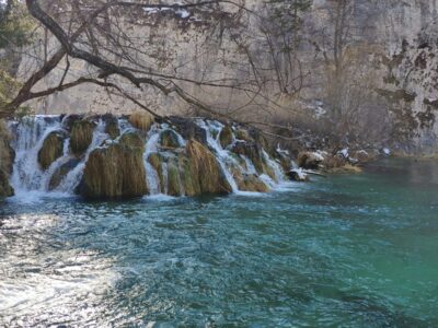 Laghi di Plitvice, cascata sul lago turchese – Croazia