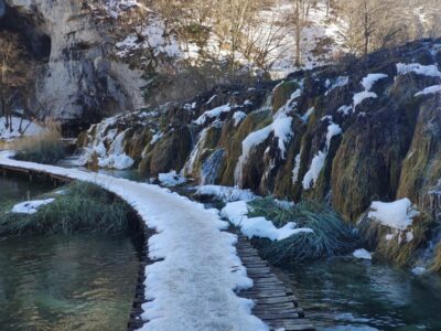 Laghi di Plitvice, passerella tra le cascate innevate – Croazia