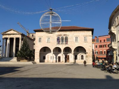 Pola, Piazza del Foro con il Tempio di Augusto – Croazia