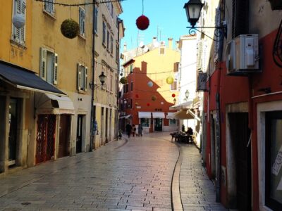 Rovigno, vicolo colorato del centro storico – Croazia