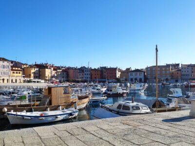Rovigno, il porto con le barche dei pescatori – Croazia