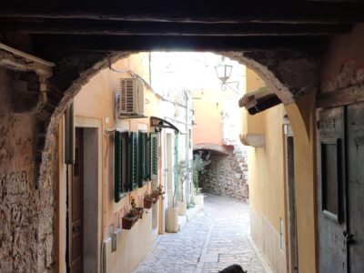Rovigno, vicolo in pietra sotto un arco – Croazia