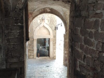 Sebenico, passaggio ad arco tra i vicoli – Croazia