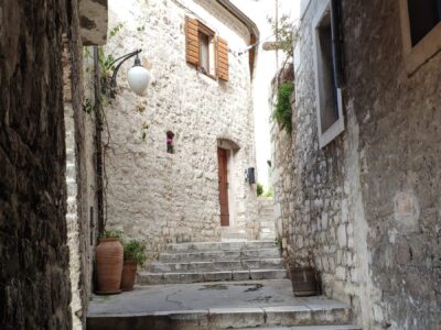 Sebenico, scalinata tra i vicoli – Croazia