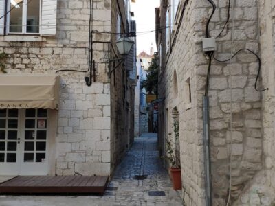 Spalato, vicolo in pietra del centro storico – Croazia