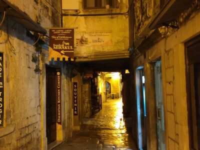 Trogir, vicolo del centro storico di sera – Croazia