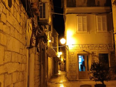 Trogir, vicolo illuminato di sera – Croazia