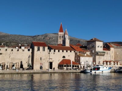 Trogir, il centro storico visto dal mare – Croazia